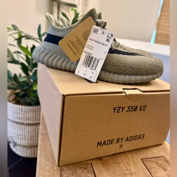 Adidas Yeezy 350 boost kids size 3 1/2. With box and tags. Like new